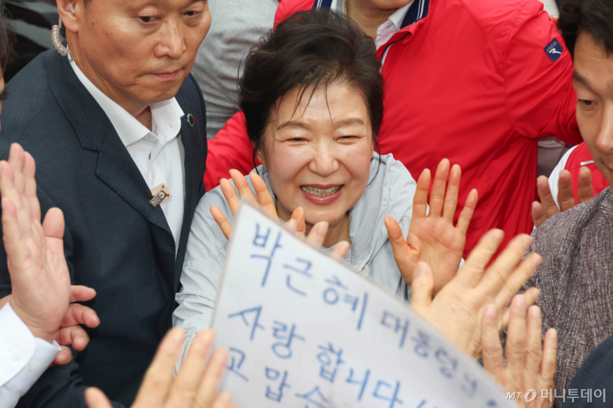 [부산=뉴시스] 하경민 기자 = 박근혜 전 대통령이 27일 오후 부산광역시 기장군 기장시장을 찾아 시민들과 인사를 나누고 있다. (공동취재) 2026.05.27. photo@newsis.com /사진=