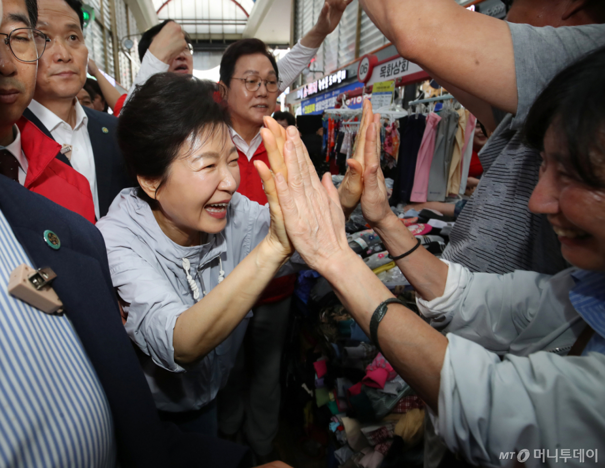 (진주=뉴스1) 윤일지 기자 = 박근혜 전 대통령이 27일 경남 진주 대안동 진주중앙시장을 찾아 박완수 국민의힘 경남도지사 후보, 한경호 진주시장 후보 지원유세를 하고 있다. 2026.5.27/뉴스1 Copyright © 뉴스1. All rights reserved. 무단 전재 및 재배포, AI학습 이용 금지. /사진=(진주=뉴스1) 윤일지 기자