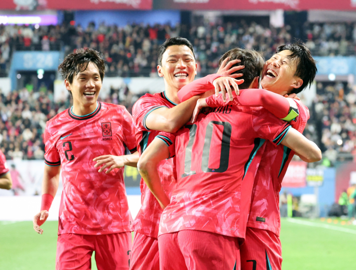 대한민국 축구 국가대표팀 주장 손흥민(오른쪽)이 지난해 11월 대전월드컵경기장에서 열린 볼리비아전에서 골을 터뜨린 뒤 골 세리머니를 하고 있다. /사진=강영조 선임기자