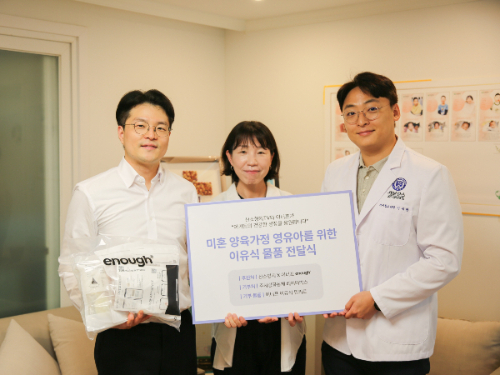(왼쪽부터)임승혁 이너프유 대표, 류은민 주사랑공동체 위기영아보호상담지원센터 책임팀장, 소아청소년과 전문의 이재현 교수가 기념사진을 촬영 중이다./사진제공=이너프유