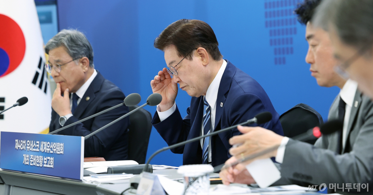 [부산=뉴시스] 고범준 기자 = 이재명 대통령이 27일 부산 해운대구에서 열린 제48차 유네스코 세계유산위원회 개최 준비 현황 보고회에서 자료를 살펴보고 있다. 2026.05.27. bjko@newsis.com /사진=