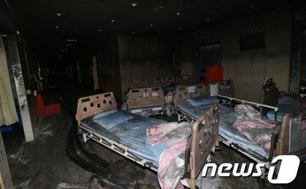 2014년 5월 28일 전남 장성군 삼계면의 효사랑요양병원에서 발생한 화재로 파손된 병원 내부. /사진=뉴스1