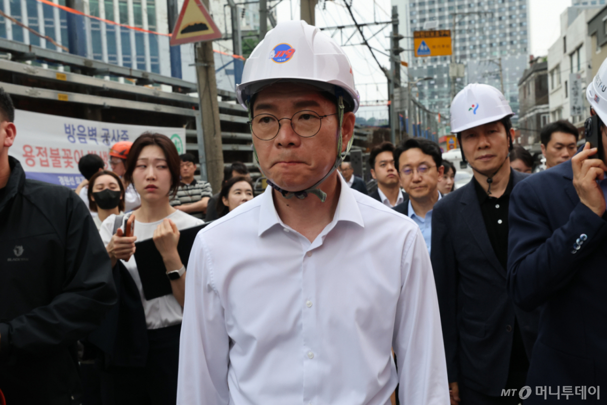 (서울=뉴스1) 임세영 기자 = 정원오 더불어민주당 서울시장 후보가 26일 오후 붕괴사고가 발생한 서울 서대문구 서소문 고가 철거 현장을 살펴보고 있다. 2026.5.26/뉴스1 Copyright © 뉴스1. All rights reserved. 무단 전재 및 재배포, AI학습 이용 금지. /사진=(서울=뉴스1) 임세영 기자