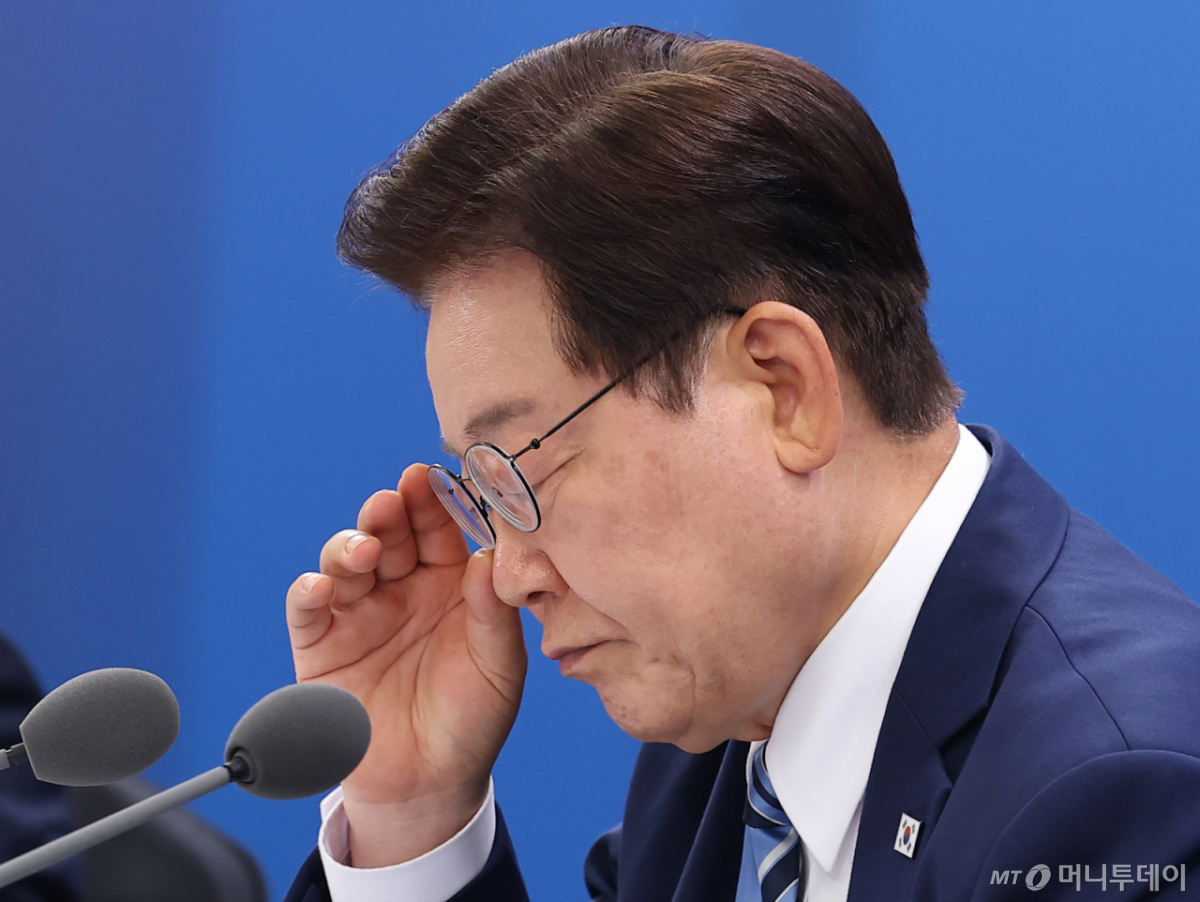 (부산=뉴스1) 허경 기자 = 이재명 대통령이 27일 부산 해운대구에서 열린 제48차 유네스코 세계유산위원회 개최 준비 현황 보고회에서 자료를 보고 있다. 2026.5.27/뉴스1 Copyright © 뉴스1. All rights reserved. 무단 전재 및 재배포, AI학습 이용 금지. /사진=(부산=뉴스1) 허경 기자