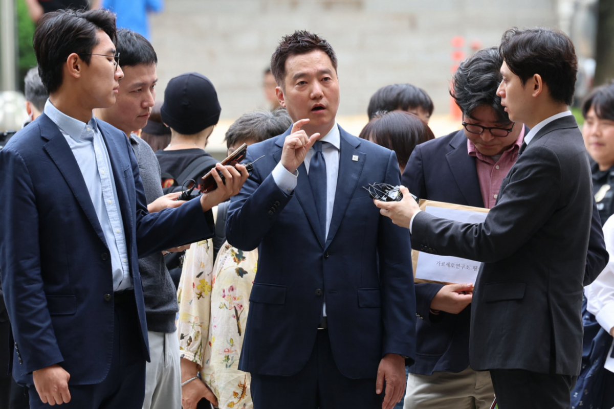 김세의 가로세로연구소 대표가 26일 서울 서초구 서울중앙지법에서 성폭력범죄의 처벌 등에 관한 특례법 위반(카메라 등 이용 촬영물 반포 등) 혐의로 구속 전 피의자 심문(영장실질심사)에 출석하며 취재진 질의에 답하고 있다./사진=뉴시스