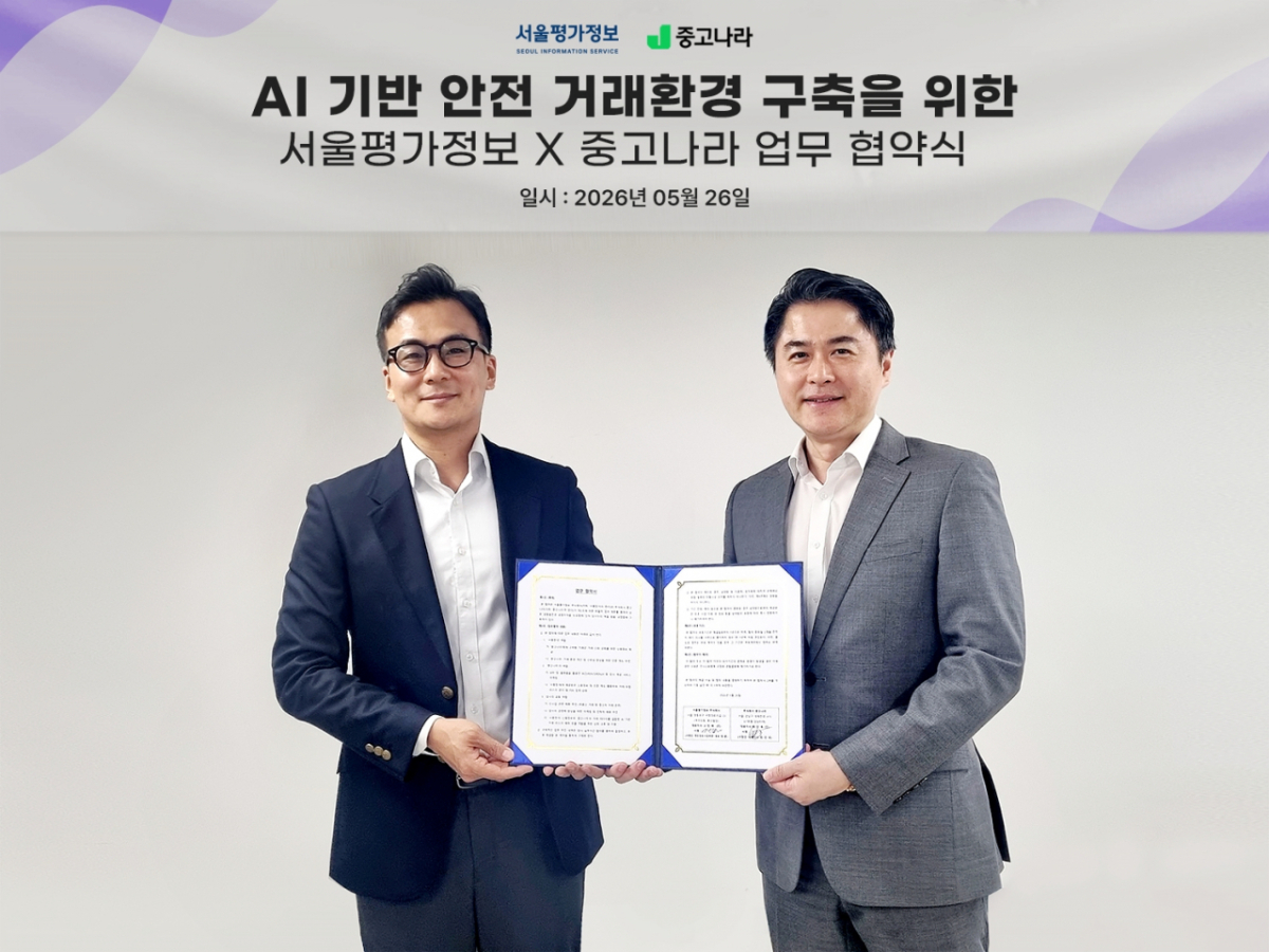 최인욱 중고나라 대표(왼쪽)와 정훈 서울평가정보 부사장이 업무협약을 맺고 있다. /사진=중고나라 제공
