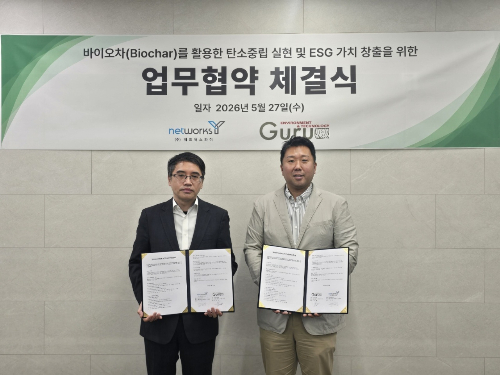 이승상 네트웍스와이 대표(왼쪽)와 심재용 구루이엔티 대표가 협약 체결 후 기념사진을 촬영하고 있다./사진제공=구루이엔티