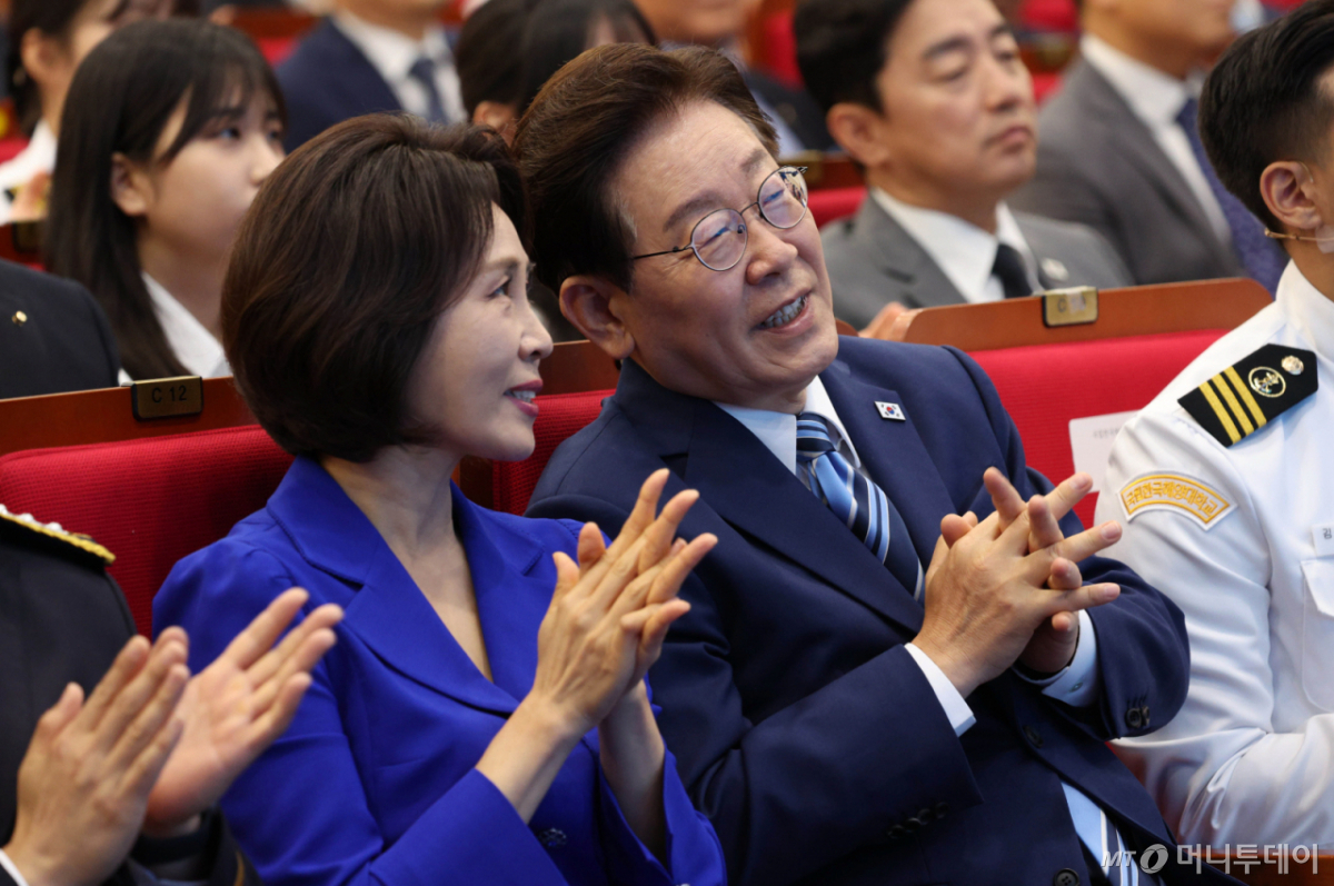 (부산=뉴스1) 허경 기자 = 이재명 대통령과 김혜경 여사가 27일 부산 영도구에서 열린 제31회 바다의날 기념식에서 대화하고 있다. (청와대통신사진기자단) 2026.5.27/뉴스1  Copyright © 뉴스1. All rights reserved. 무단 전재 및 재배포,  AI학습 이용 금지. /사진=(부산=뉴스1) 허경 기자