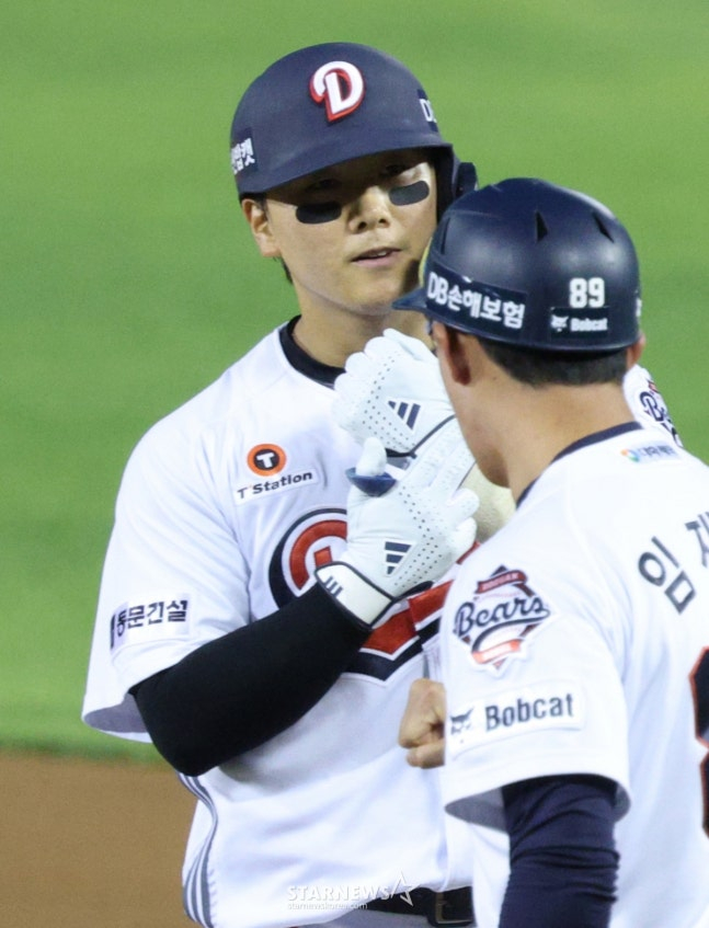 4회말 적시타를 때린 윤준호(왼쪽). /사진=김진경 대기자