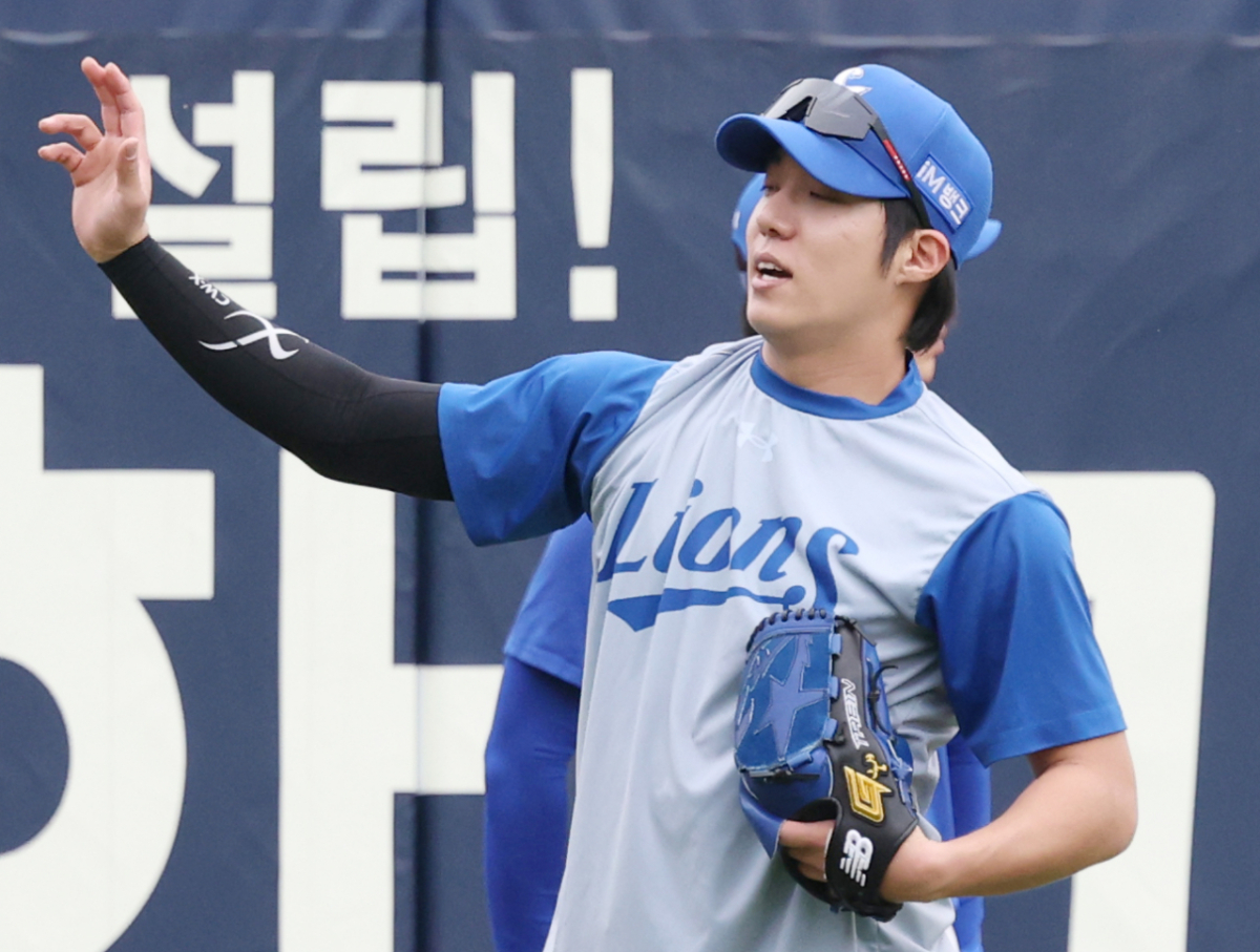 2026 신한 SOL KBO리그 삼성 라이온즈 대 SSG 랜더스 경기가 22일 대구 삼성라이온즈파크에서 열렸다. 삼성 원태인이 외야에서 피칭 훈련을 하고 있다. /사진=김진경 kim.jinkyung@