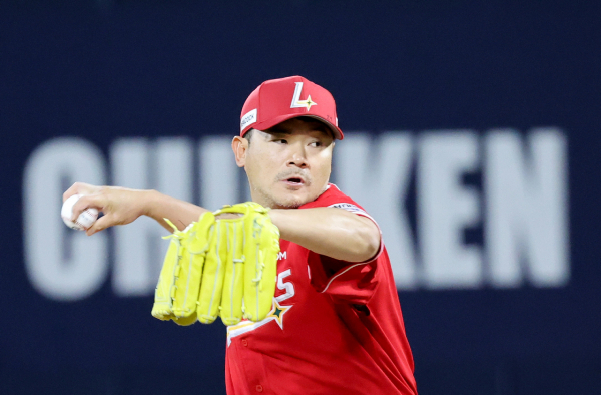 베테랑 홀드왕 노경으니 12일 위즈파크에서 2026KBO리그 KT위즈와 SSG랜더스 경기 8회말 등판해 역투하고 있다. 2026.05.12. /사진=강영조 cameratalks@
