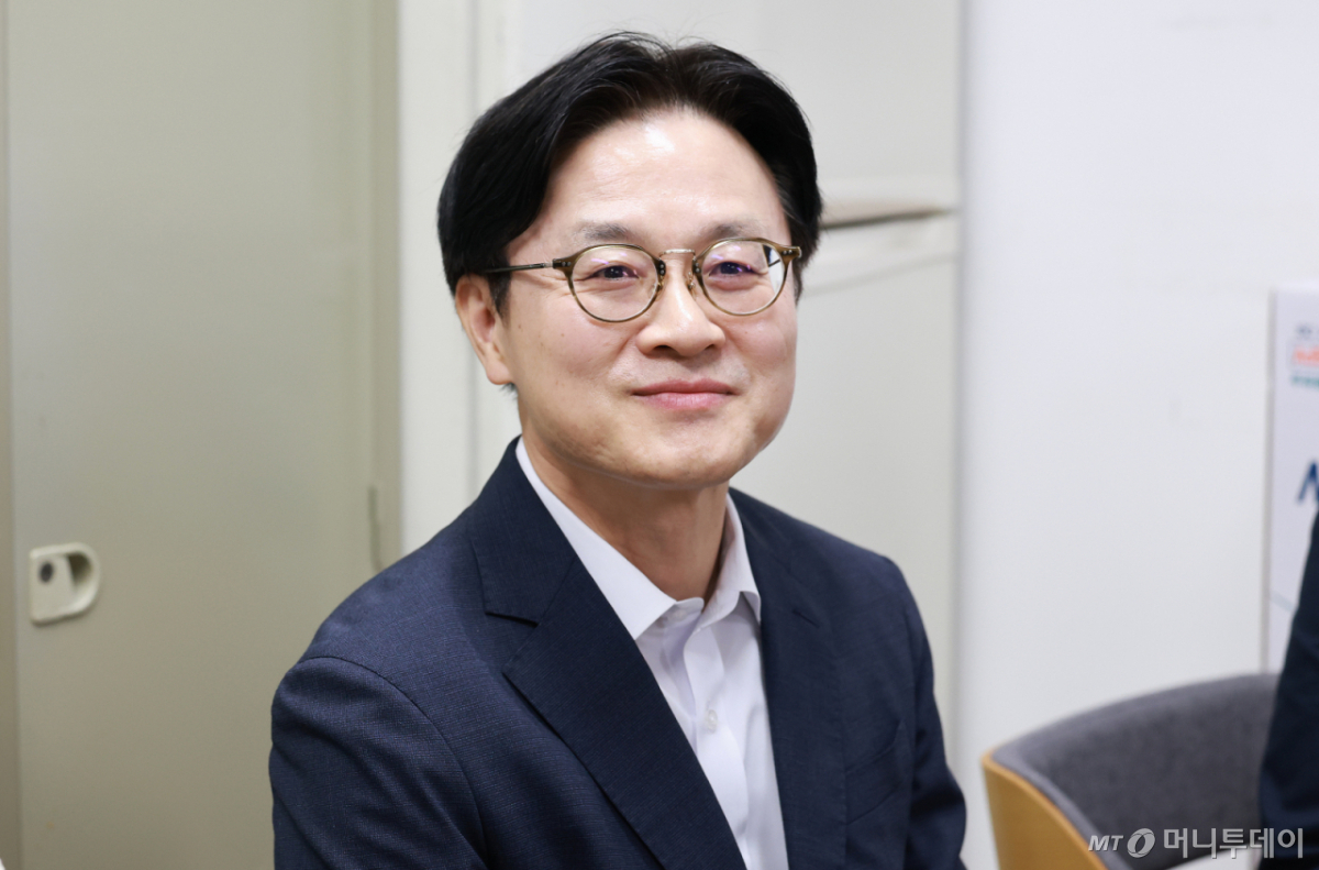 김정관 산업통상부 장관이 19일 서울 구로구 개봉로 대원 셀프주유소에서 착한주유소로 선정된 전국 주유소 대표들과 간담회를 하고 있다. 착한주유소는 석유 최고가격제에 자발적으로 참여해 일정 기간 유가 안정에 기여한 주유소를 시민단체인 '에너지·석유시장감시단'이 선정한 주유소다. 2026.5.19/뉴스1 Copyright © 뉴스1. All rights reserved. 무단 전재 및 재배포, AI학습 이용 금지.
