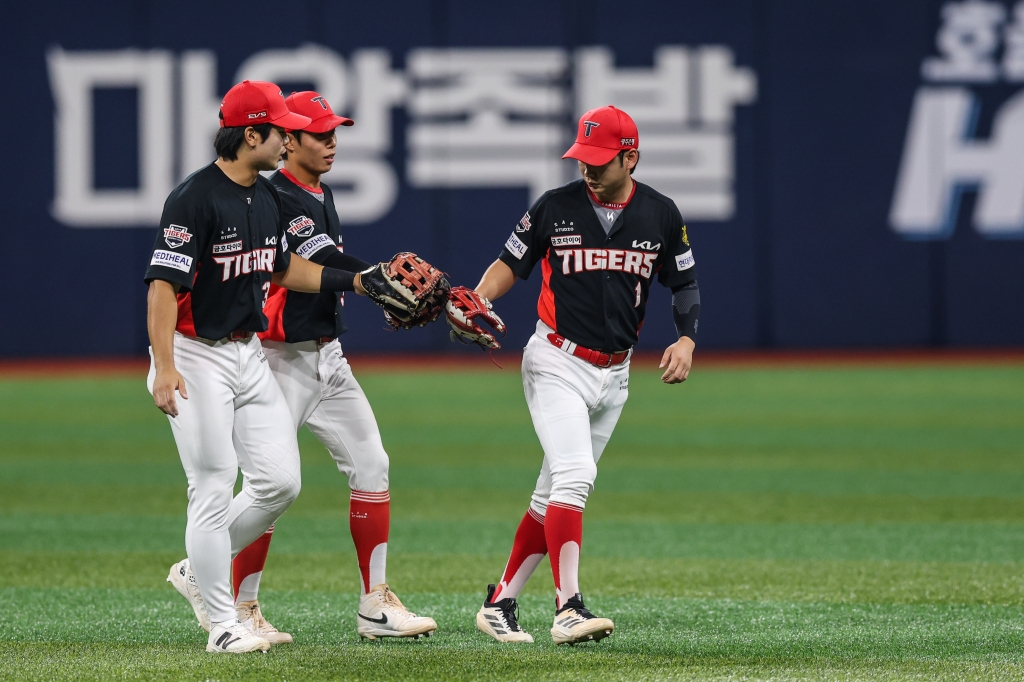KIA 타이거즈 선수들이 27일 고척 키움 히어로즈전에서 승리 후 기뻐하고 있다. /사진=KIA 타이거즈 제공