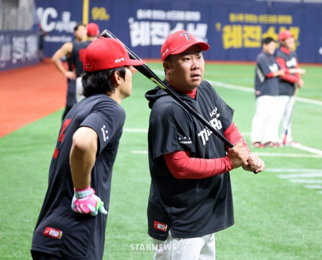 KIA 타이거즈 김도영(왼쪽)과 이범호 감독. /사진=강영조 선임기자