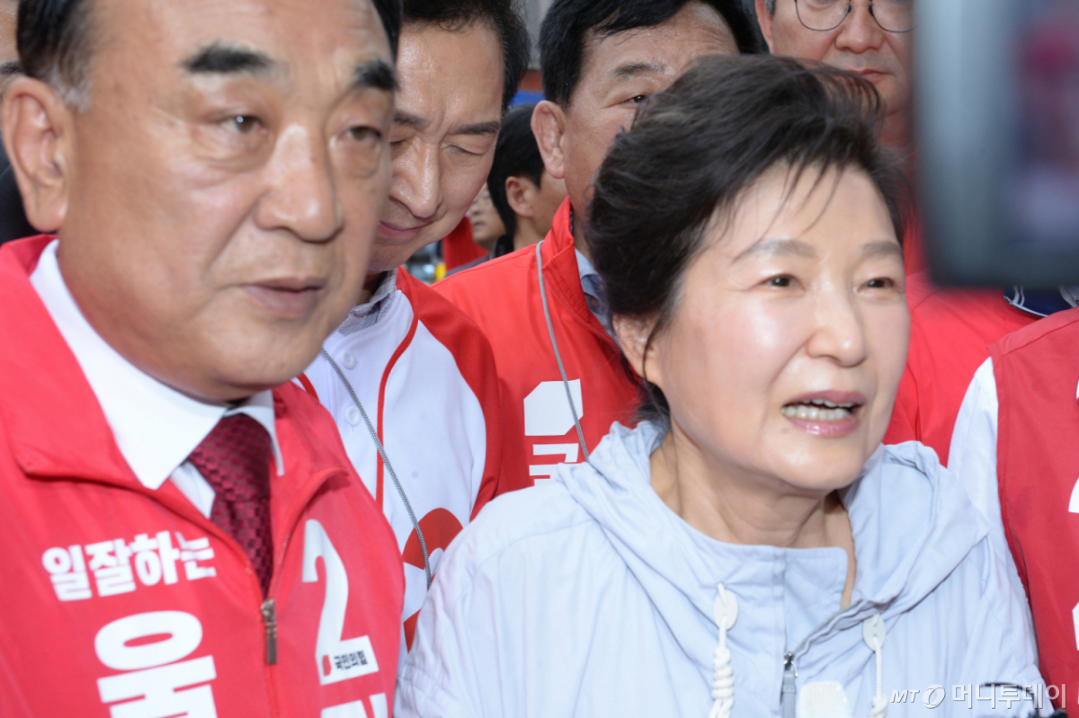 박근혜 전 대통령이 27일 오후 울산 남구 신정시장을 찾아 제9회 전국동시지방선거 국민의힘 후보들과 함께 기자들의 질문에 답하고 있다./사진=뉴시스