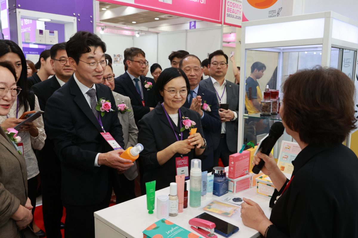 한성숙 중소벤처기업부 장관이 27일 서울특별시 강남구 코엑스에서 열린 '코스모뷰티서울 × K-뷰티 페스타' 개막식에서 전시·상담 부스를 둘러보고 있다./사진=중기부 제공.