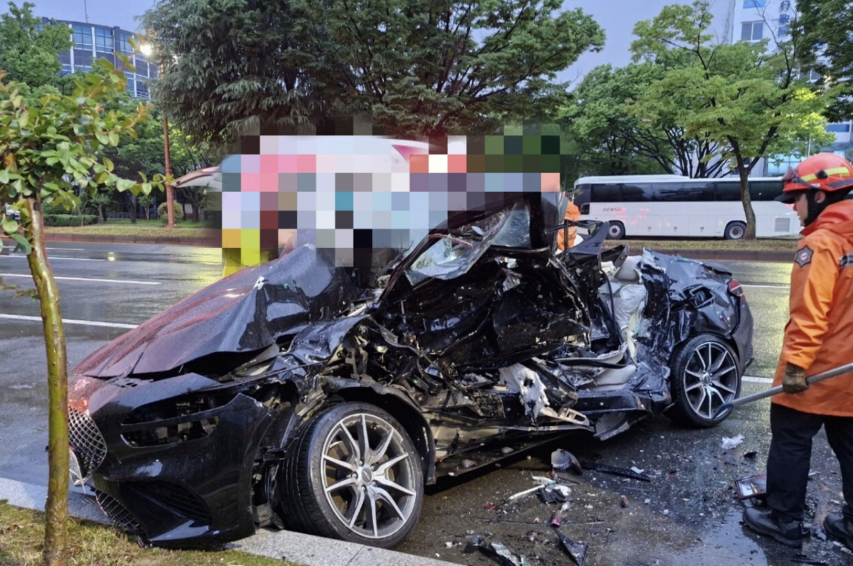 27일 오전 5시 5분쯤 창원시 성산구 신월동 중앙대로에서 시청에서 도청 방면으로 달리던 승용차가 도로변에 주차된 버스를 추돌해 3명이 숨졌다/사진=창원소방본부 제공