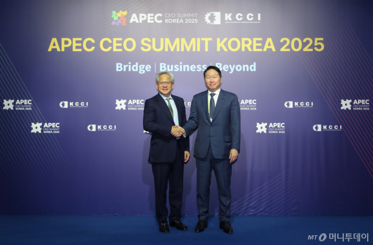 최태원 대한상공회의소 회장과 젠슨 황 엔비디아 CEO가 31일 경북 경주예술의전당에서 면담에 앞서 기념촬영을 하고 있다./사진=뉴시스