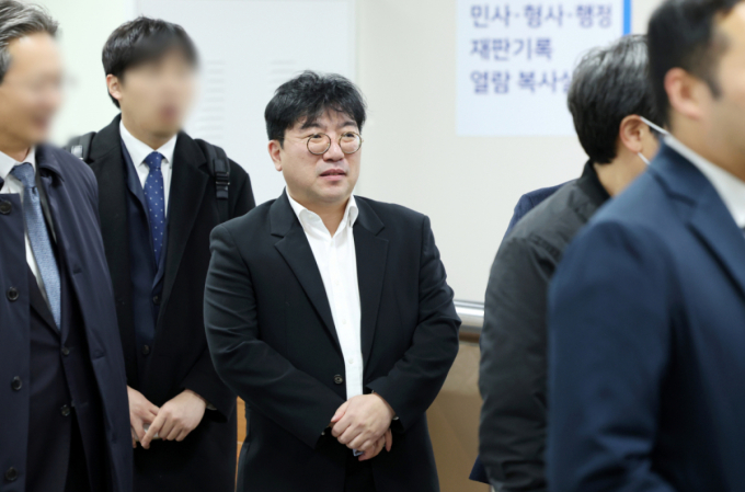 소시에테제네랄(SG) 증권발 주가폭락 사태 핵심 인물로 지목된 라덕연 전 호안투자컨설팅업체 대표가 지난해 11월25일 서울 서초구 서울고등법원에서 열린 'SG(소시에테제네랄) 증권발 주가 폭락 사태' 항소심 선고기일에 출석하고 있다. /사진=뉴시스
