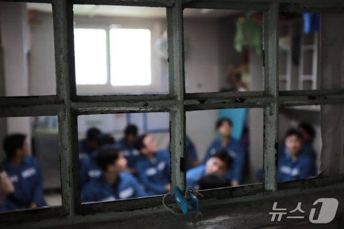 법무부 출입기자단이 경기 안양에 위치한 안양교도소 수용거실에서 수용자 체험을 하고 있는 모습 /사진=뉴스1