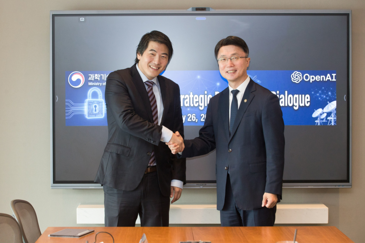 류제명 과학기술정보통신부 제2차관이 26일 서울 영등포구 여의도 ThreeIFC 회의실에서 제이슨 권 오픈AI CSO를 만나 AI 보안위협 대응 등 협력방안을 논의하기 전 기념촬영을 하고 있다. /사진=뉴스1