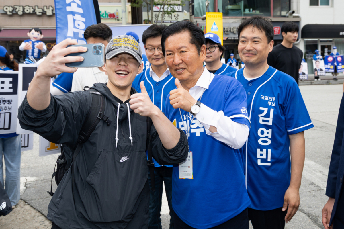 정청래 더불어민주당 대표가 27일 충남 공주시 신관동에서 김영빈 공주·부여·청양 국회의원 후보, 김정섭 공주시장 후보 지원유세 중 한 시민과 기념 촬영을 하고 있다. /공주=뉴스1