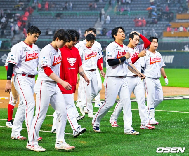 27일 8연패를 당한 직후의 SSG 선수단.