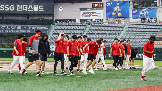26일 우천 취소가 한 차례 됐음에도 연패를 끊지 못한 SSG 선수단. /사진=SSG 랜더스
