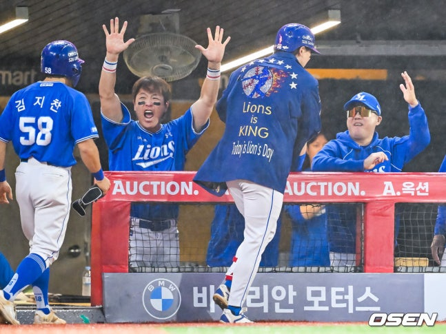 27일 박승규(가운데)가 더그아웃으로 들어오자 박진만 감독이 하이파이브를 하고 있다.