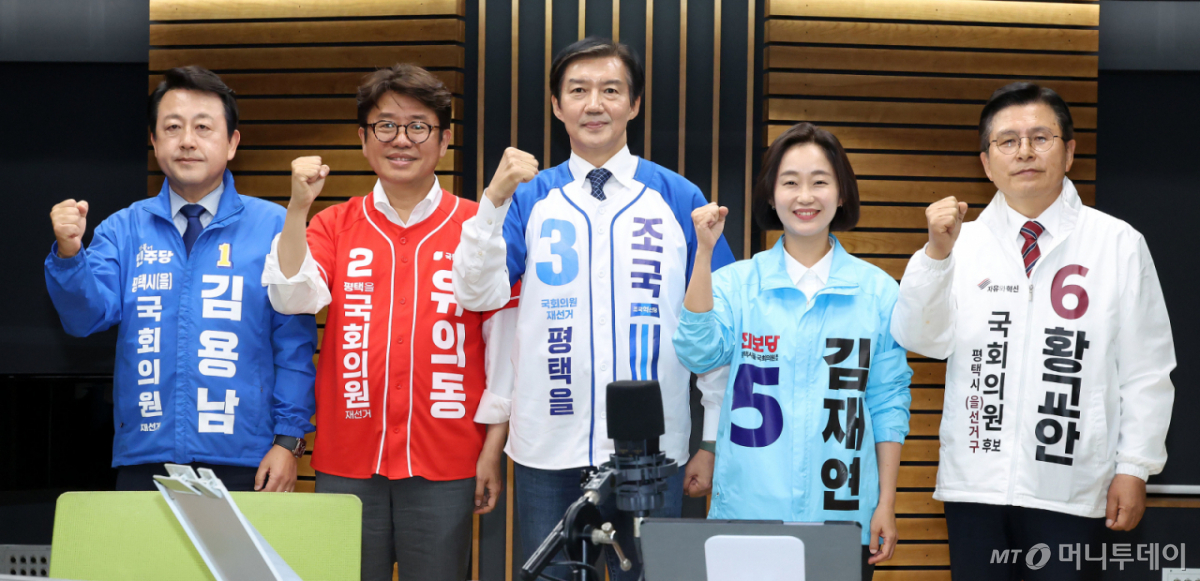 (서울=뉴스1) = 경기 평택을에 출마하는 국회의원 후보자들이 27일 서울 양천구 목동 CBS에서 열린 박재홍의 한판승부 평택을 후보자 초청 토론회에서 기념 촬영을 하고 있다. 왼쪽부터 더불어민주당 김용남, 국민의힘 유의동, 조국혁신당 조국, 진보당 김재연, 자유와혁신 황교안 후보. (노컷뉴스 제공. 재판매 및 DB 금지) 2026.5.27/뉴스1 Copyright © 뉴스1. All rights reserved. 무단 전재 및 재배포, AI학습 이용 금지. /사진=(서울=뉴스1)
