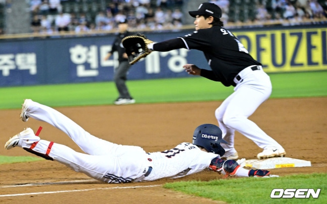 두산 조수행(아래)이 27일 KT전 4회말 투수 앞 기습 번트 후 1루에 헤드 퍼스트 슬라이딩으로 세이프되고 있다. KT 1루수는 오윤석. /사진=OSEN
