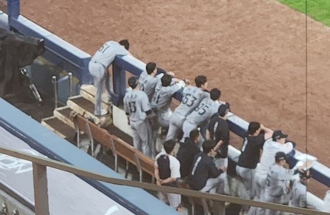 한화 이글스 정우주(왼쪽 끝)가 27일 창원 NC파크에서 열린 NC 다이노스와 2026 신한 SOL KBO리그 방문경기에서 양 팀이 4-4로 맞선 8회말 구원 등판해 결승 투런포를 맞고 교체된 뒤 더그아웃에서 경기를 바라보지 못하고 고개를 숙이고 괴로워하고 있다. /사진=안호근 기자