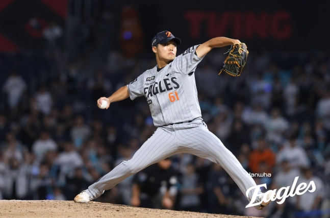 한화 이글스 정우주가 27일 창원 NC파크에서 열린 NC 다이노스와 2026 신한 SOL KBO리그 방문경기에서 양 팀이 4-4로 맞선 8회말 구원 등판해 투구를 펼치고 있다. /사진=한화 이글스 제공