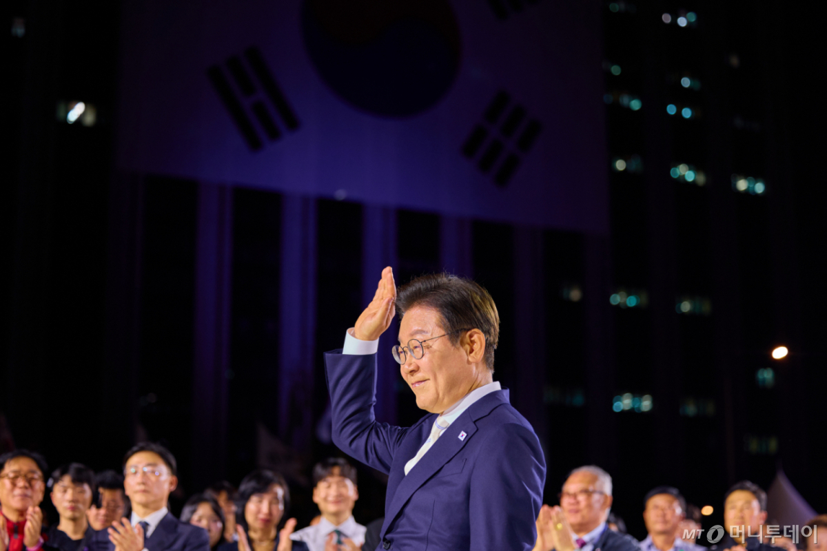 (서울=뉴스1) 허경 기자 = 이재명 대통령이 지난 15일 서울 세종대로 광화문광장에서 열린 '광복 80년, 국민 주권으로 미래를 세우다' 제21대 대통령 국민 임명식에서 손 들어 인사하고 있다. (이재명 대통령 SNS. 재판매 및 DB 금지) 2025.8.16/뉴스1 Copyright © 뉴스1. All rights reserved. 무단 전재 및 재배포, AI학습 이용 금지. /사진=(서울=뉴스1) 허경 기자