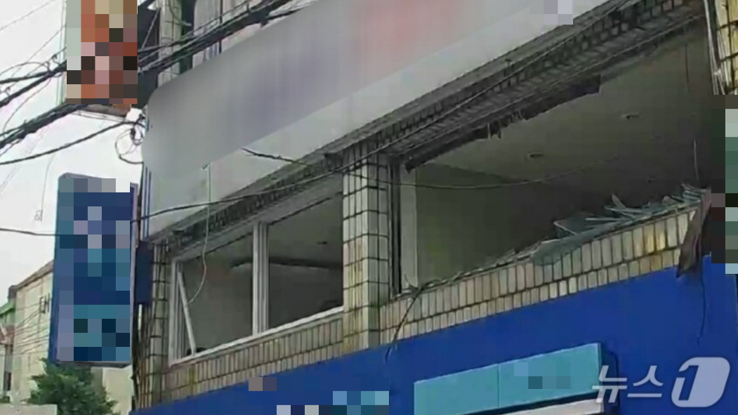 지난 27일 오후 인천 한 상가 건물에서 LP가스통이 폭발해 4명이 다쳤다. /사진=뉴스1(인천소방본부 제공)