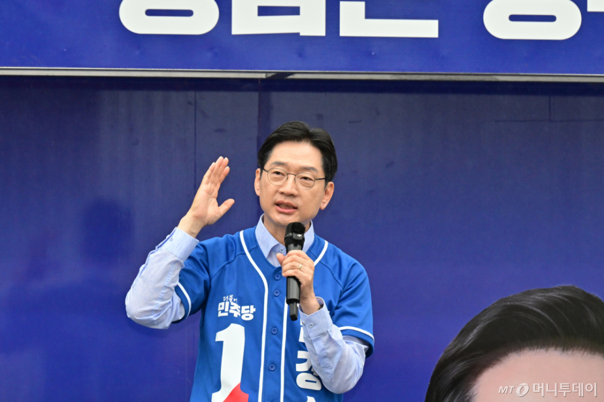 [하동=뉴시스] 차용현 기자 = 사전투표일을 이틀 남겨둔 27일 오전 경남 하동군을 찾은 김경수 더불어민주당 경남지사 후보가 유세차량에 올라 지지를 호소하고 있다. 2026.05.27. con@newsis.com /사진=차용현
