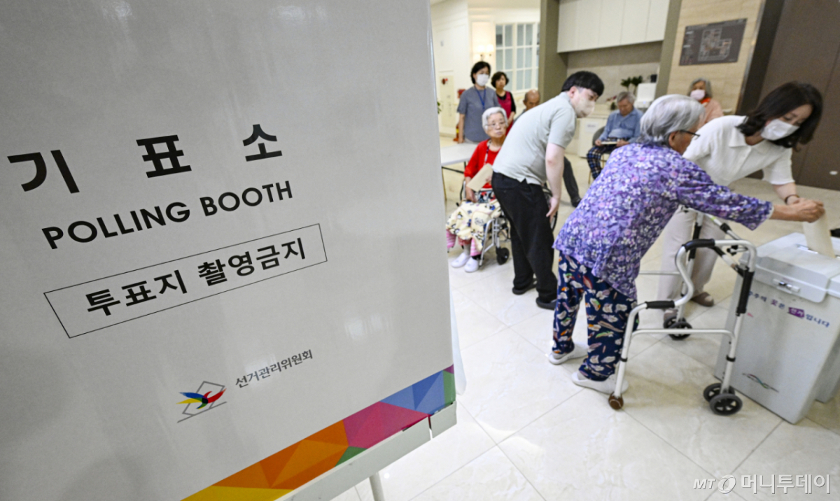 제9회 전국동시지방선거를 일주일 앞둔 27일 경기 수원시 권선구 사과나무 요양원에 마련된 거소투표소에서 어르신이 투표를 하고 있다. /사진=뉴시스