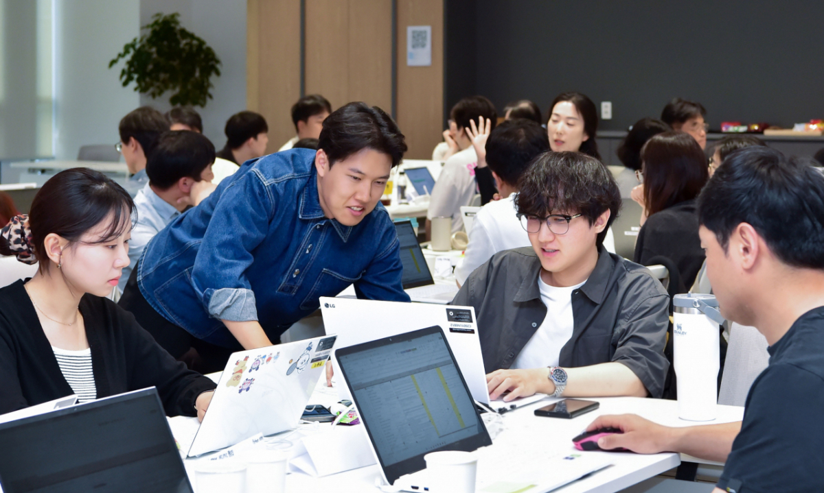 LG화학 임직원들이 AI 활용 교육에 참여해 개인 맞춤형 AI 에이전트를 개발하고 있다. /사진=LG화학