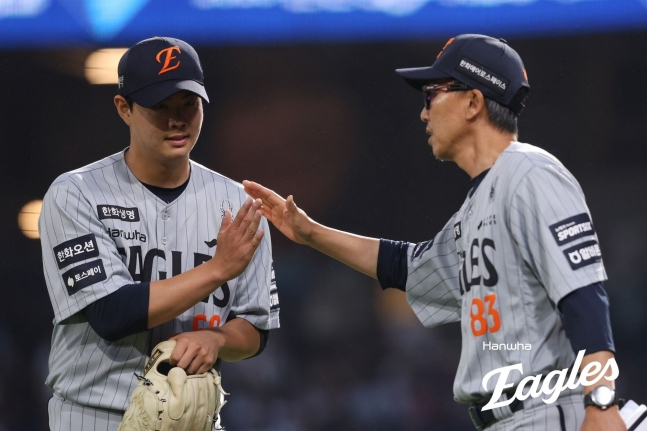 한화 이글스 박준영(왼쪽)이 27일 창원 NC파크에서 열린 NC 다이노스와 2026 신한 SOL KBO리그 방문경기에 선발 등판해 김우석 코치의 격려를 받으며 더그아웃으로 향하고 있다. /사진=한화 이글스 제공