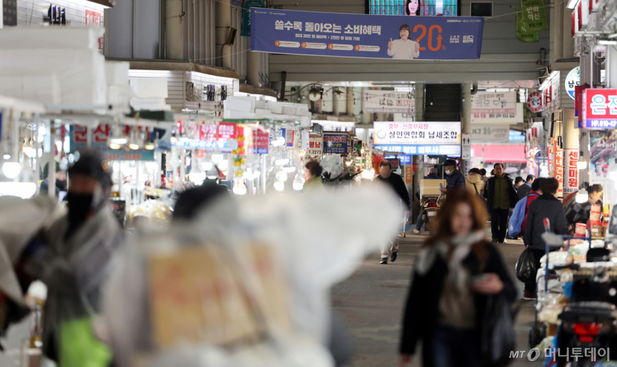 (서울=뉴스1) 황기선 기자 = 서울 시내 한 전통시장에서 시민들이 장을 보고 있다. 2025.11.27/뉴스1 Copyright © 뉴스1. All rights reserved. 무단 전재 및 재배포, AI학습 이용 금지. /사진=(서울=뉴스1) 황기선 기자