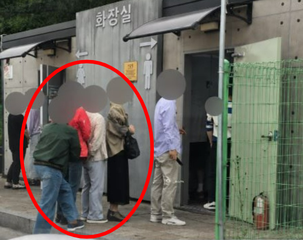 졸음쉼터 여자 화장실 줄이 길다는 이유로 남자 화장실을 이용한 중년 여성 무리 때문에 경악했다는 누리꾼 사연이 전해졌다. 사진은 해당 누리꾼이 온라인에 공유한 것. /사진=온라인 커뮤니티 보배드림 캡처
