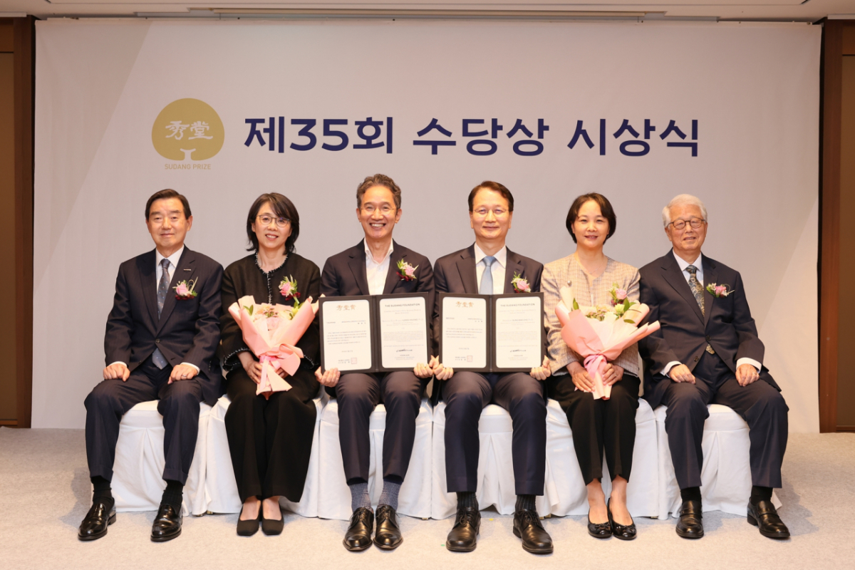 김윤(왼쪽부터) 수당재단 이사장과 황일두 포항공과대학교 석천석좌교수 내외, 조성배 연세대학교 교수 내외, 진정일 수당상 운영위원장이 지난 27일 서울 소공동 롯데호텔에서 제35회 수당상 시상식에서 기념사진을 촬영하고 있다. /사진=수당재단