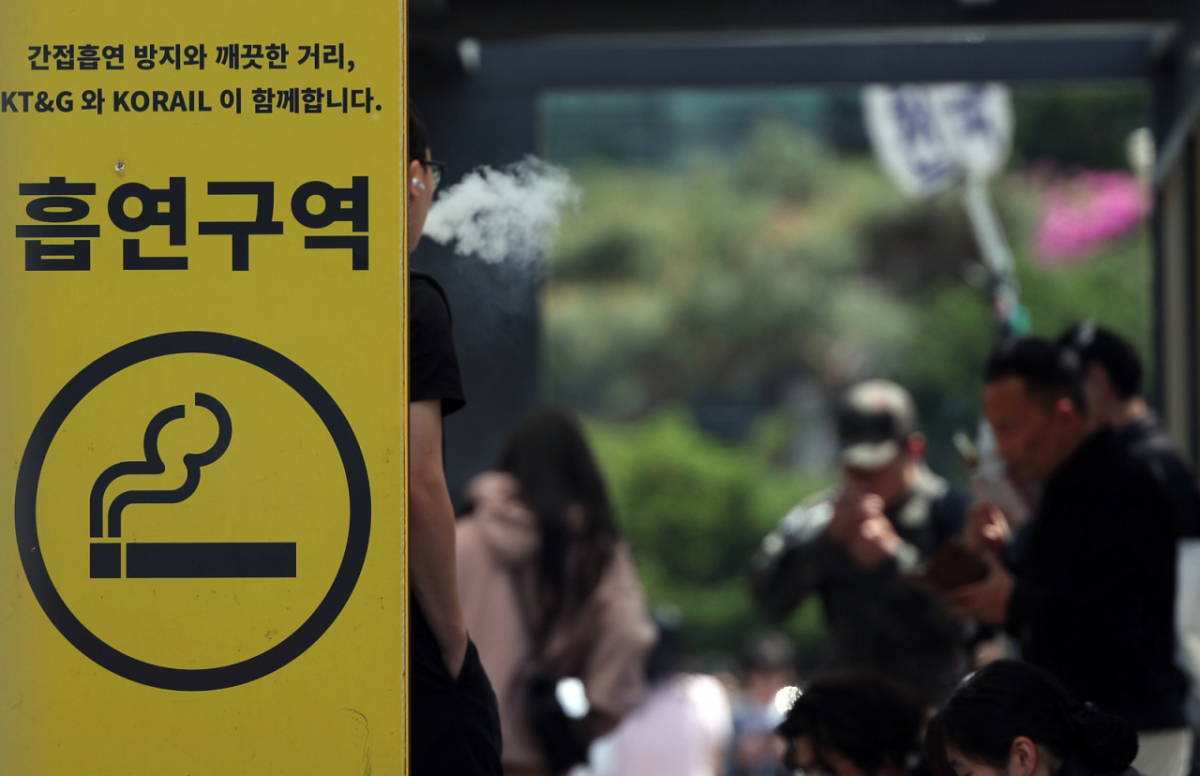지난달 23일 서울 중구 서울역 인근 흡연장소. /사진=뉴스1