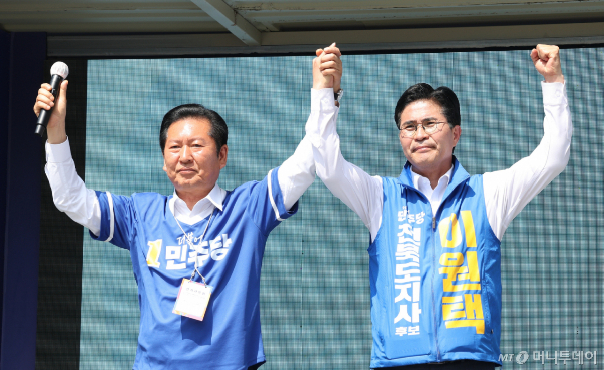 (전주=뉴스1) 유경석 기자 = 정청래 더불어민주당 총괄상임선대위원장(왼쪽)이 25일 전북 전주시 전북대학교 구정문 앞에서 열린 집중유세에 참석해 이원택 민주당 전북도지사 후보 지지를 호소하고 있다. 2026.5.25/뉴스1 Copyright © 뉴스1. All rights reserved. 무단 전재 및 재배포, AI학습 이용 금지. /사진=(전주=뉴스1) 유경석 기자