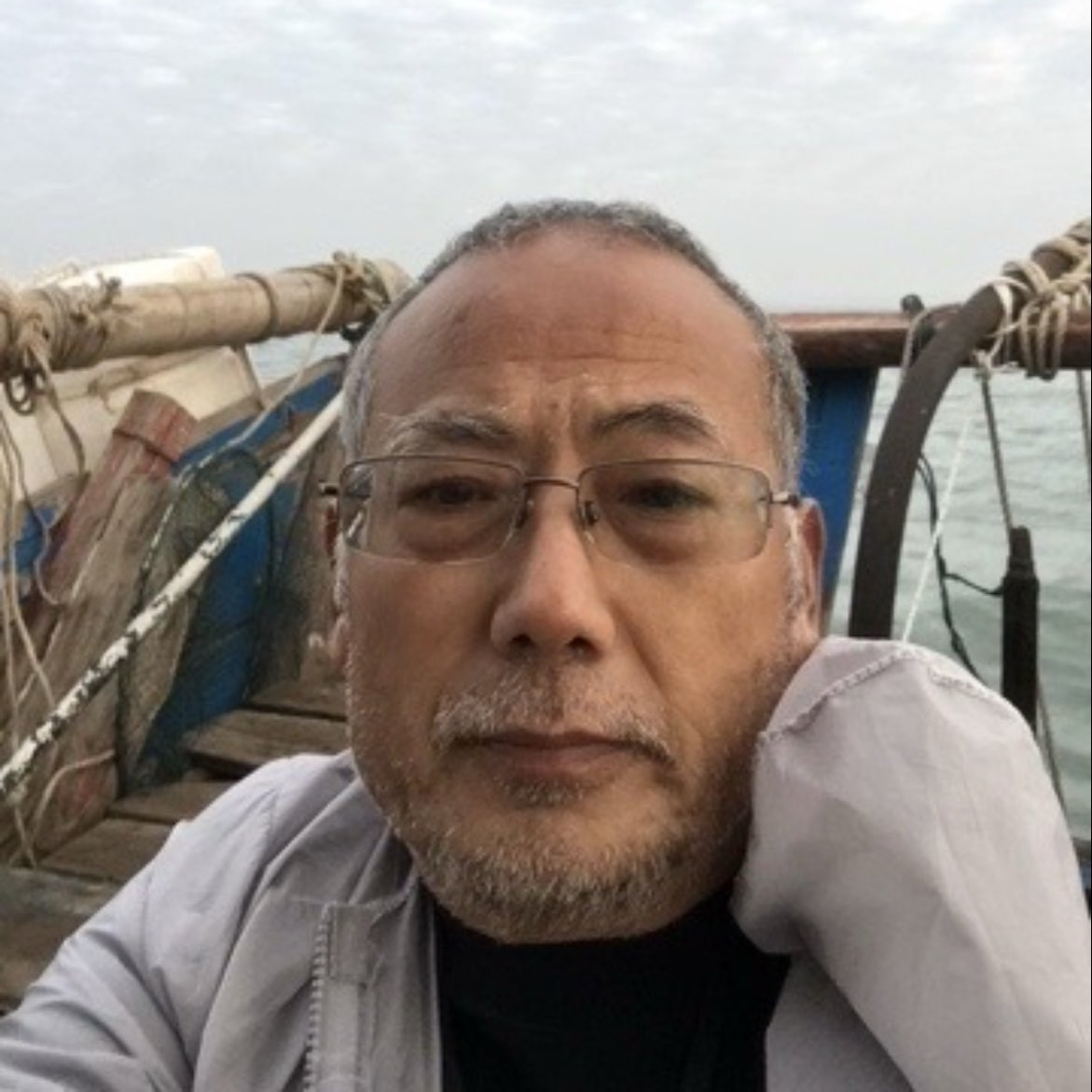 지난 25일 고무보트를 타고 대한민국 영해로 들어왔다가 충남 태안 앞바다에서 경찰에 체포된 중국인이 중국 반체제인사 둥광핑으로 확인됐다. /사진=셩쉐 X 갈무리