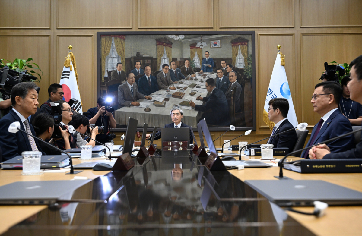 신현송 한국은행 총재가 28일 서울 중구 한국은행 본관에서 열린 취임 후 첫 금융통화위원회 본회의에서 의사봉을 두드리고 있다./사진제공=뉴시스(사진공동취재단)