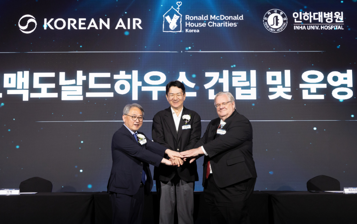 로날드맥도날드하우스 건립·운영을 위한 협약식에 조원태 한진그룹 회장(가운데)이 이택 인하대병원 원장(맨 왼쪽), 제프리 존스 한국로날드맥도날드하우스 회장이 기념촬영을 했다./사진=대한항공