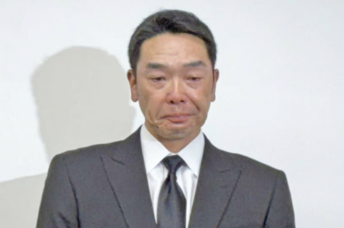 딸을 폭행한 혐의로 지휘봉을 내려놓은 일본 프로야구 아베 신노스케 전 요미우리 자이언츠 감독의 복귀를 요구하는 목소리가 커지고 있다. 사진은 사과 기자회견에서 눈물을 보이는 아베 신노스케 전 감독. /사진=도쿄 스포츠 홈페이지 캡처