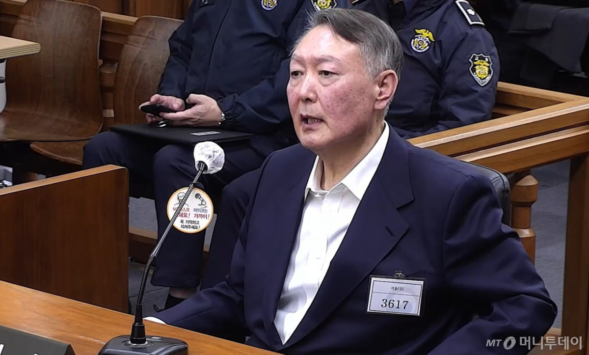 윤석열 전 대통령이 지난해 11월19일 오후 서울 서초구 서울중앙지방법원에서 열린 한덕수 전 국무총리의 내란 중요임무 종사 등 혐의 공판에 증인으로 출석했다./사진=서울중앙지법 제공