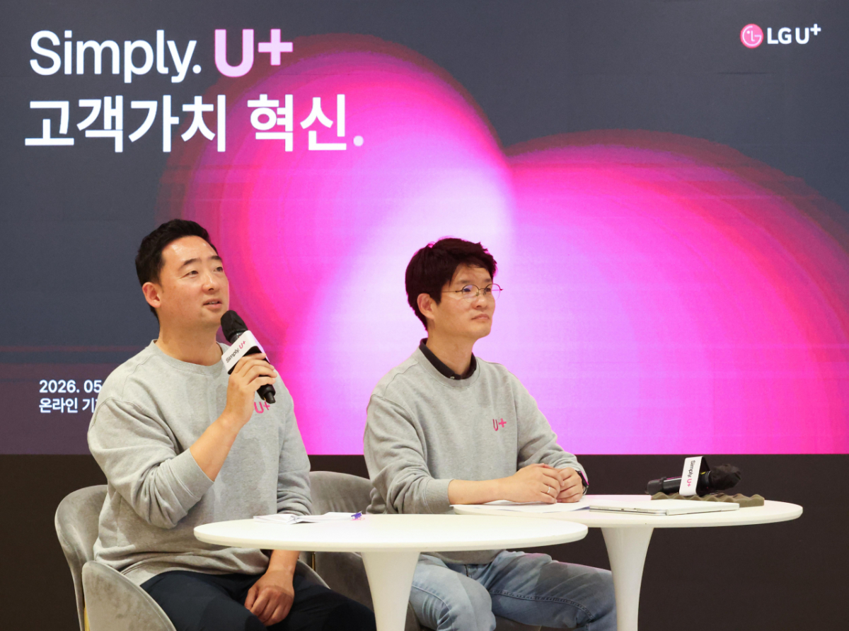 LG유플러스 용산사옥 스튜디오에서 (왼쪽부터) 강진욱 모바일·디지털사업그룹장(상무), 장준영 마케팅그룹장(상무)이 질문에 답하고 있는 모습./사진제공=LG유플러스